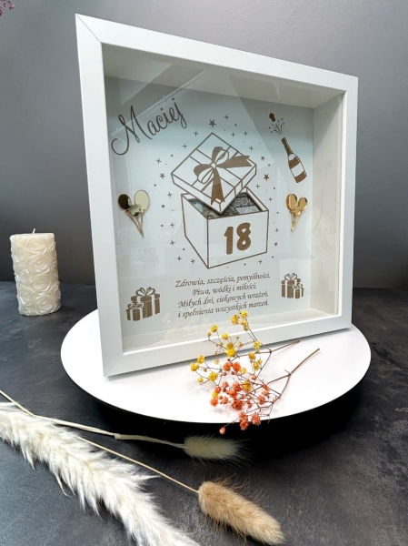 Głęboka Ramka z imieniem oraz życzeniami w kształcie prezentu Mega Prezencik