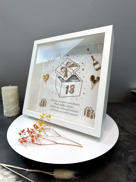 RGłęboka Ramka z imieniem oraz życzeniami w kształcie prezentu Mega Prezencik