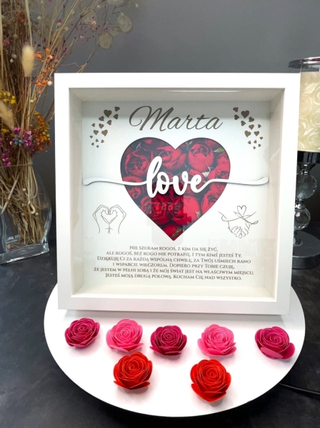 Ramka Walentynkowa z Sercem oraz napisem LOVE – Prezent Personalizowany z życzeniami Mega Prezencik