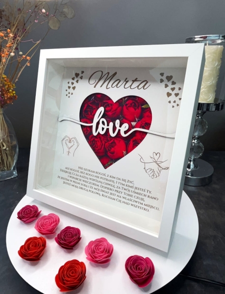 Ramka Walentynkowa z Sercem oraz napisem LOVE – Prezent Personalizowany z życzeniami Mega Prezencik