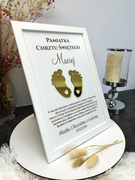 Elegancka Pamiątka Chrztu Świętego w białej ramie – Personalizowany obraz z lustrzanymi stópkami i grawerem Mega prezencik