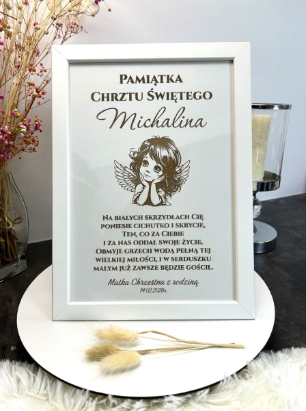 Personalizowana Pamiątka Chrztu Świętego w Białej Ramie – Ilustracja Aniołka dla Dziewczynki Mega Prezencik