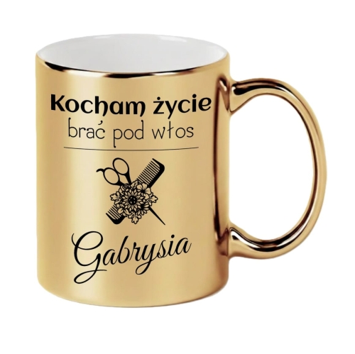 Złoty Kubek Personalizowany dla Fryzjerki – "Kocham życie brać pod włos" – Prezent z Imieniem