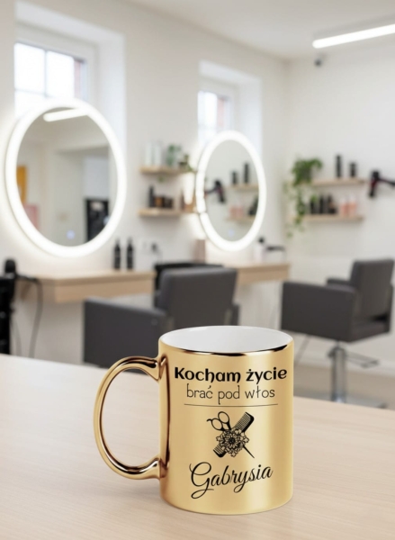 Złoty Kubek Personalizowany dla Fryzjerki – "Kocham życie brać pod włos" – Prezent z Imieniem Mega Prezencik